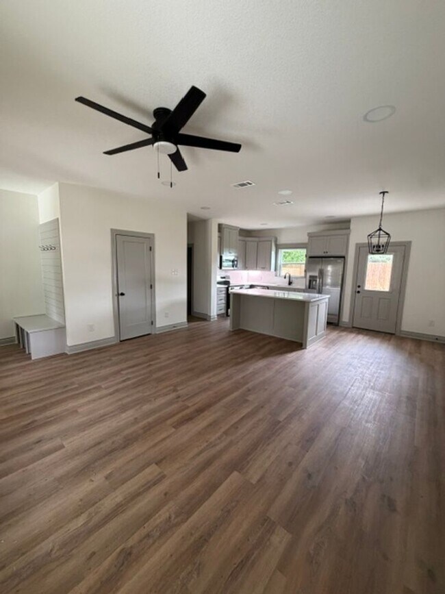Building Photo - 301 Live Oak St