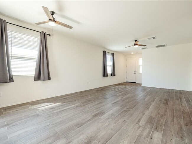 Building Photo - 3 Bedroom 2 Bathroom