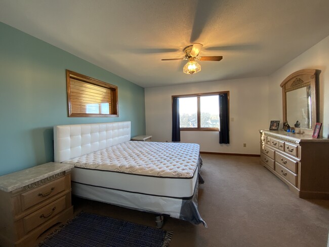 Building Photo - 150 Fairway Ct