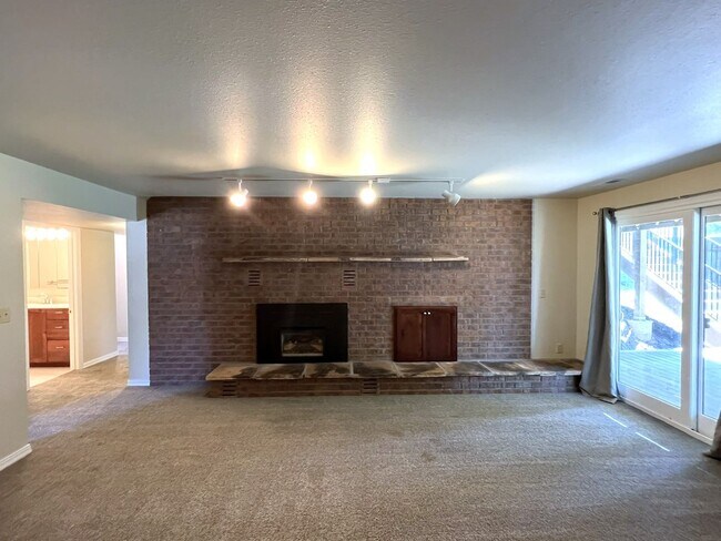Building Photo - Fantastic 4 bed 3 bath home in the Highlan...