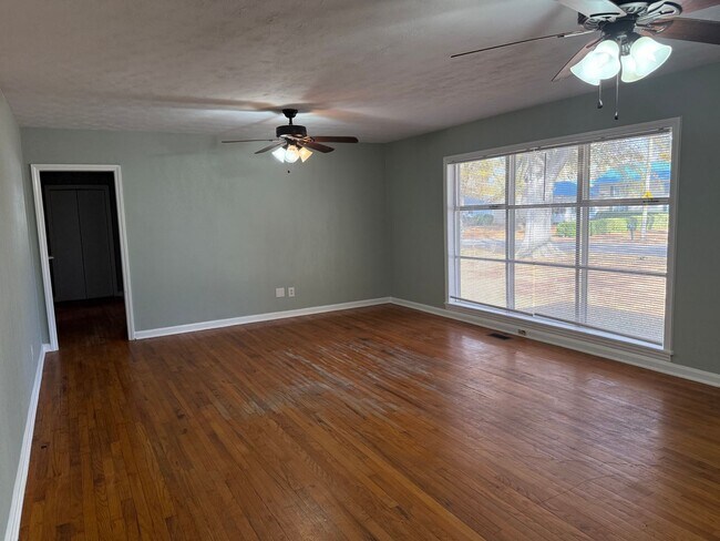 Building Photo - Freshly Updated 3 Bedroom 1 Bathroom Home in Decatur!
