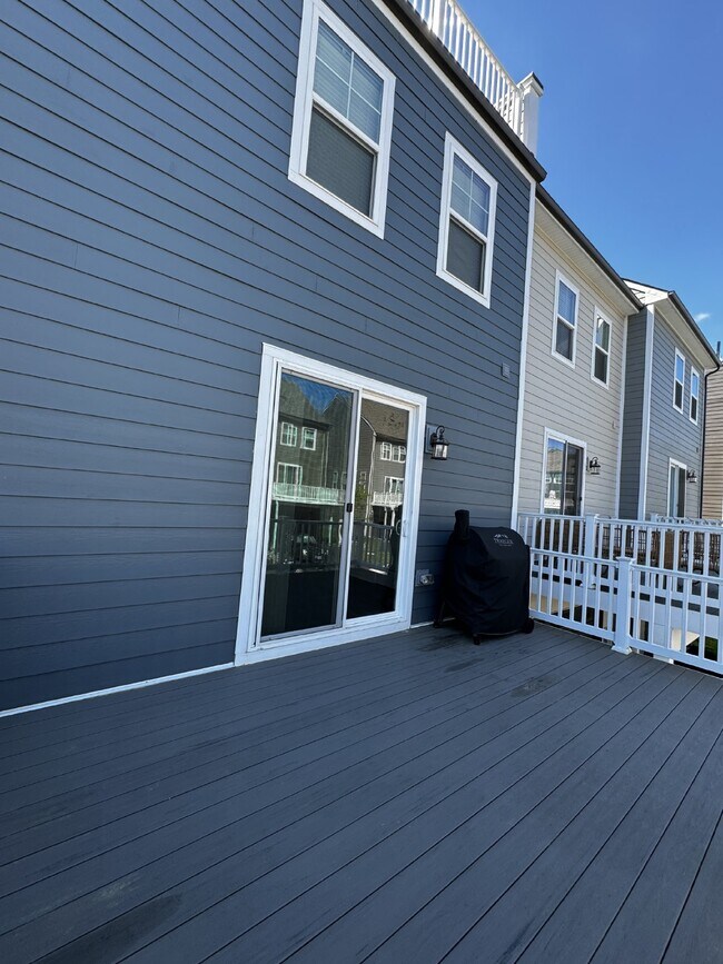 Building Photo - Luxurious 4-Bedroom Townhouse with 3.5 Bat...