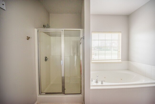 Building Photo - Beautiful home available today!