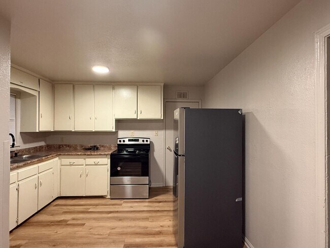 Building Photo - 2607 N Poplar St