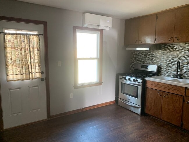 Building Photo - Charming 2-Bed with Bonus Space & Private ...