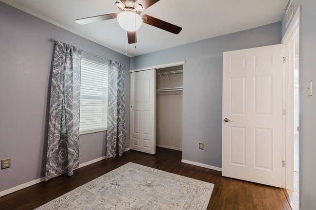 Building Photo - Newly Updated Two Bedroom Two Bath Townhouse