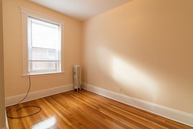 Building Photo - Very Nice 3 bed 1.5 Bath in Coolidge Corner....