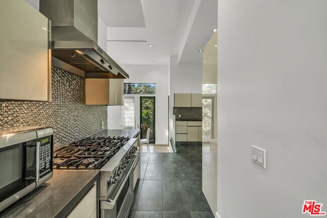 Building Photo - 3026 Passmore Dr