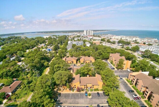 Building Photo - Beautiful Condo Block from the Bay!