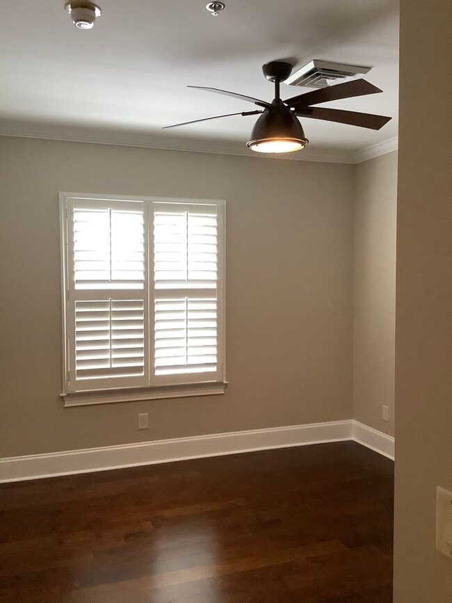 Building Photo - Newly Renovated! Music Row Gated Condo