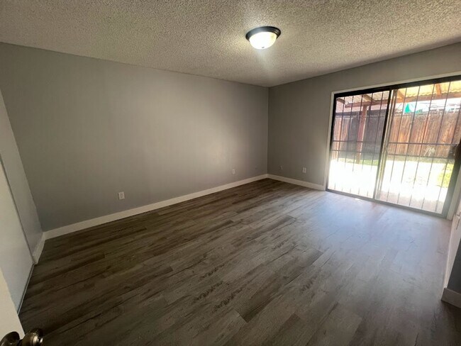 Building Photo - 4416 Parkwood Ct 93309