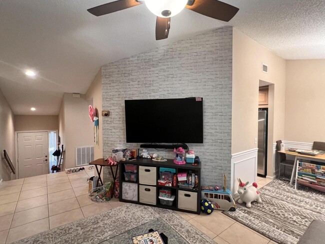 Building Photo - 5650 Coach House Cir