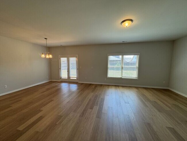 Building Photo - Spacious home with a fence, in PRIME location with a move in special