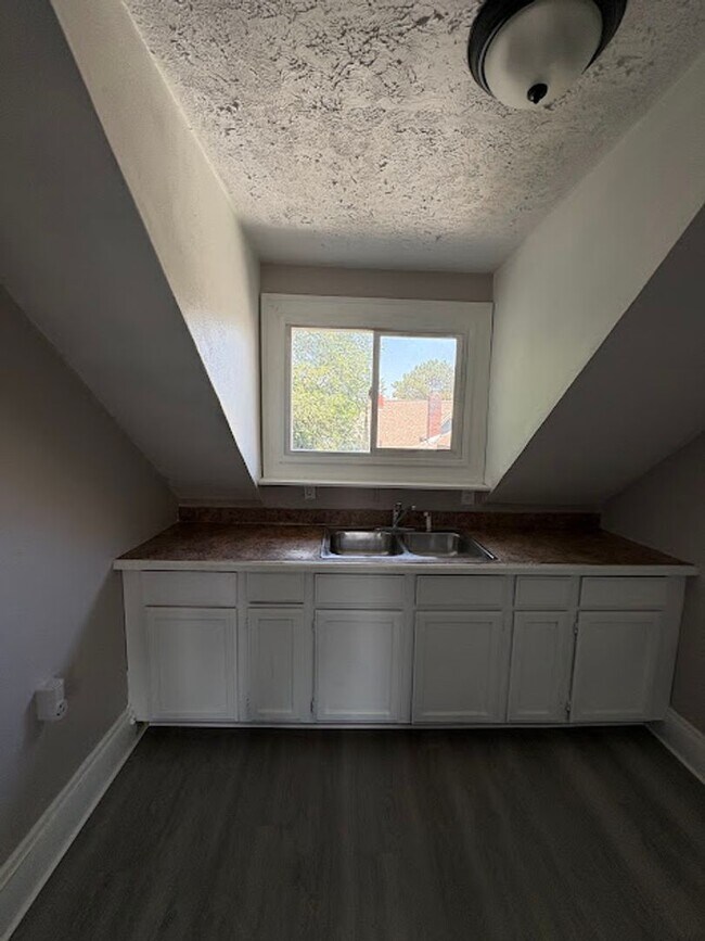 Building Photo - Pondview Triplex 360 Holdings