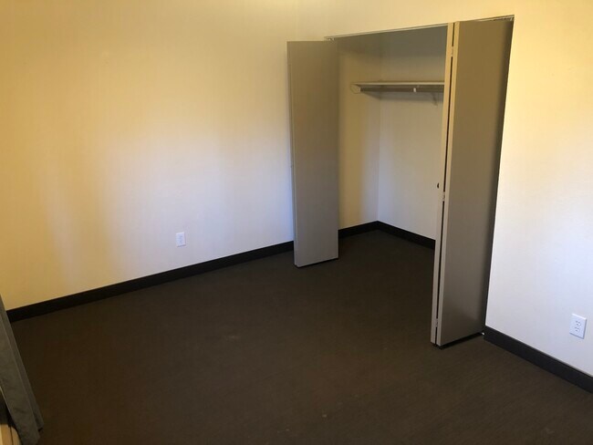 Building Photo - 941 W 76th Ave