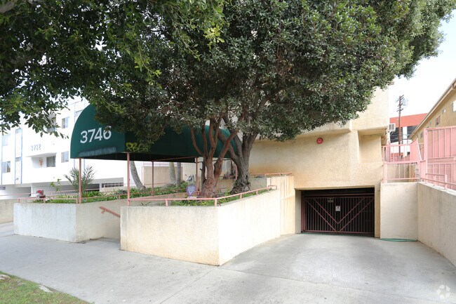 Building Photo - 3746 Mentone Ave
