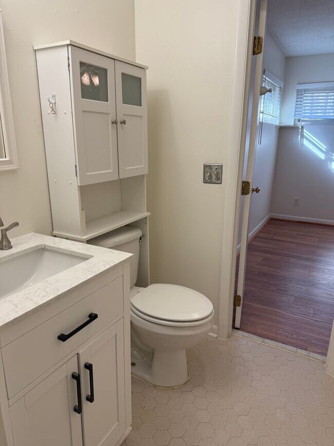 Building Photo - Adorable 2 Bedroom Off Alamance Church Road