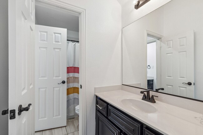 Building Photo - Luxurious in Little Elm