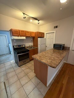 Building Photo - 1643 W Beach Ave