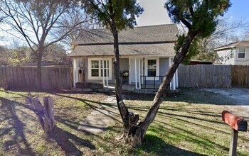 Building Photo - 3 Bed 1 Bath with Fenced Backyard - CLOSE ...