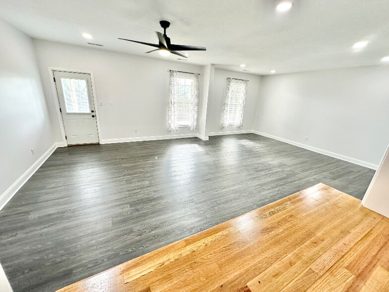 Building Photo - 10390 Ivy Hollow Dr