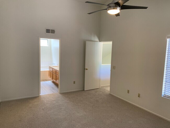 Building Photo - Light & Bright Mission Ridge Condo