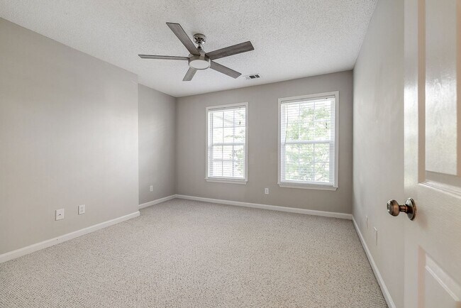 Building Photo - Beautiful Custom Home on Golf Course