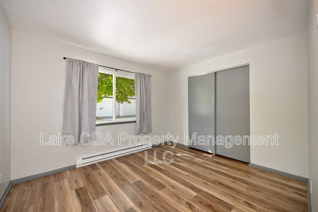 Building Photo - 1421 E Randle Ave