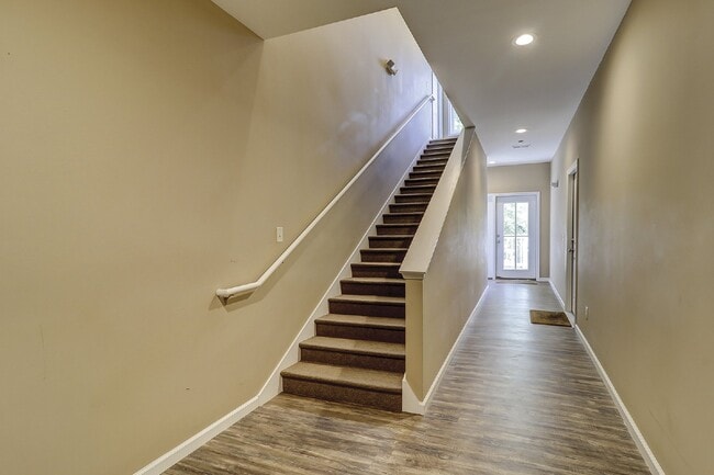 Building Photo - Old Town Bluffton Furnished Apartment!