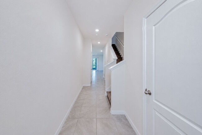 Building Photo - Like-New End-Unit 3 Bedroom Townhome