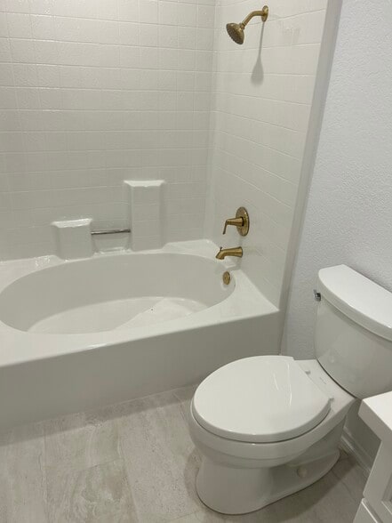 Master bathroom - 2601 S Broadmoor Dr