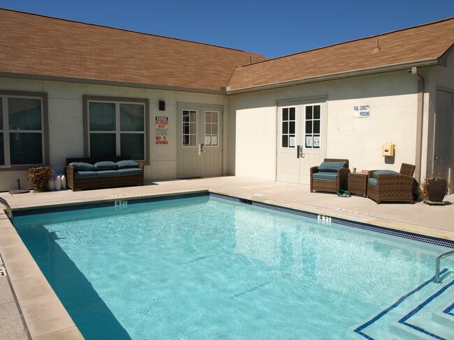 Sparkling Pool - 2400 Louis Henna Blvd