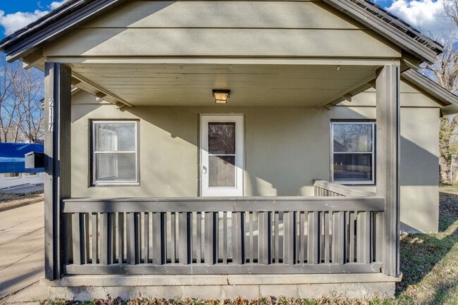 Building Photo - Cute and Cozy 2 Bedroom!