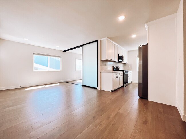 Building Photo - Silver Lantern St. Apts.