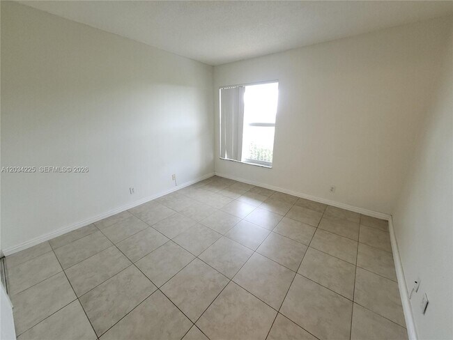 Building Photo - 405 S Pine Island Rd