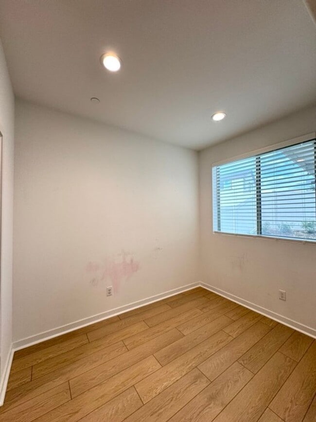 Building Photo - Spacious 4 Bedroom Home for Lease in Winch...
