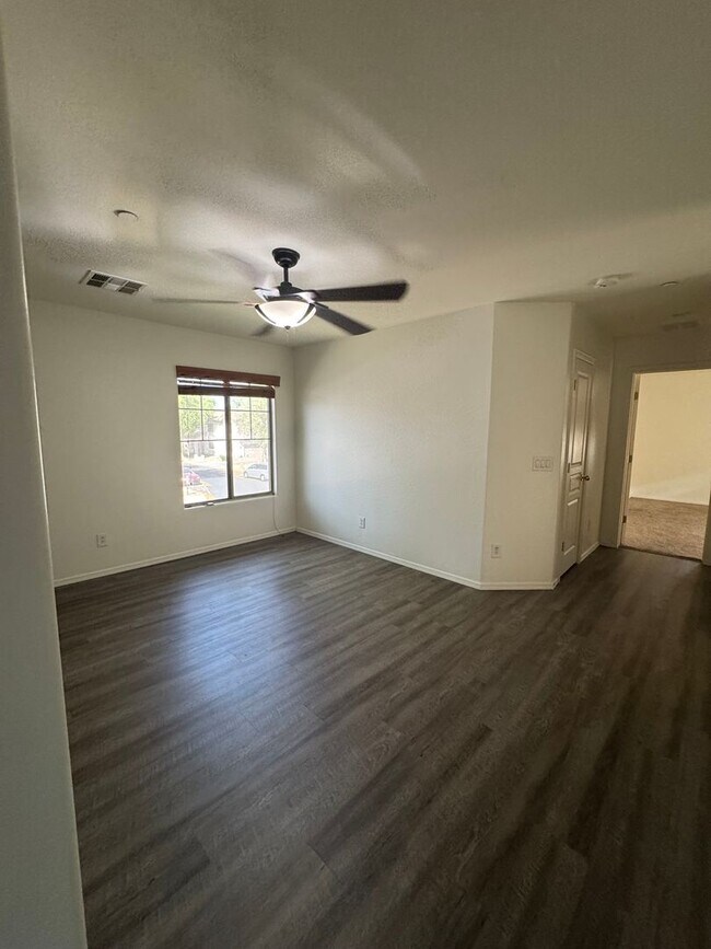 Building Photo - 4 BEDROOM HOME IN POWER RANCH