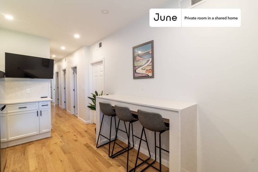 Building Photo - Room in Shared 3 bed/2 bath home in JFK/UMass