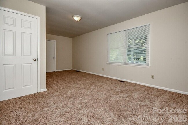 Building Photo - 7730 Deer Track Dr