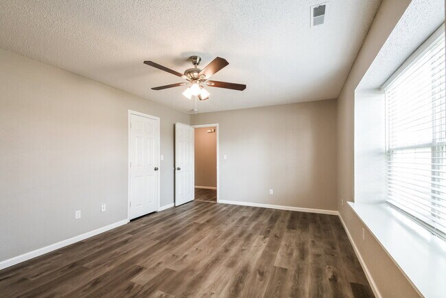 Building Photo - 17722 Sanibel Cir