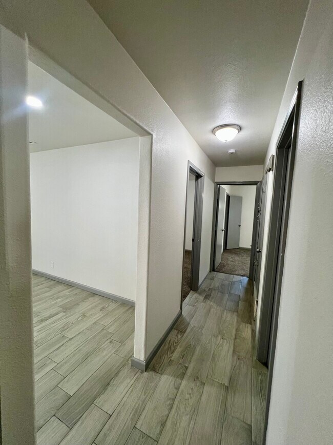 Building Photo - 6012 Highcrest Dr