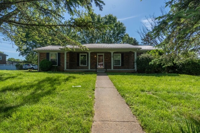 Primary Photo - 4 bed and 2 bath house in Johnson City