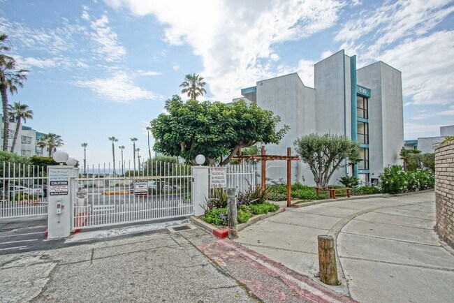 Building Photo - 2BR/2BA Condo with Stunning Ocean Views & ...