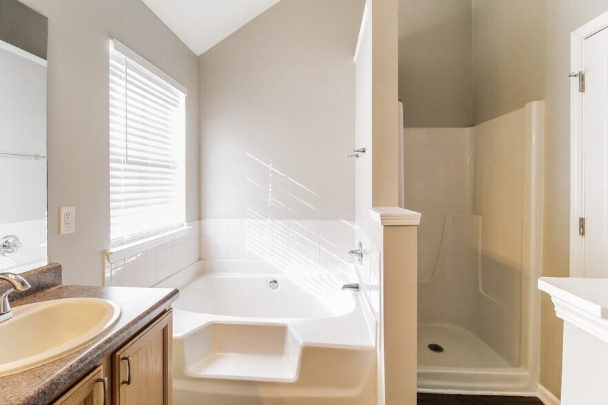 Building Photo - 2098 Sugar Creek Falls Ct