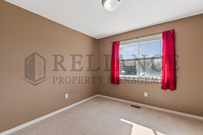 Building Photo - 5911 Hartford Dr