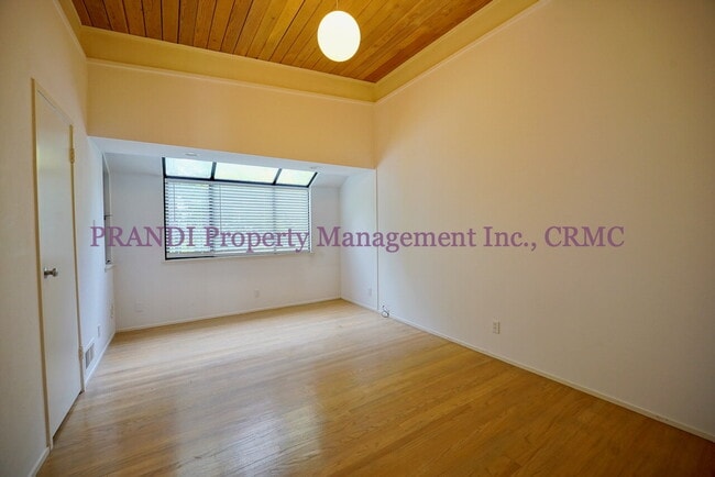 Building Photo - "Spacious 4-Bedroom Oasis with 3 Full Baths in Beautiful Kent Woodlands"