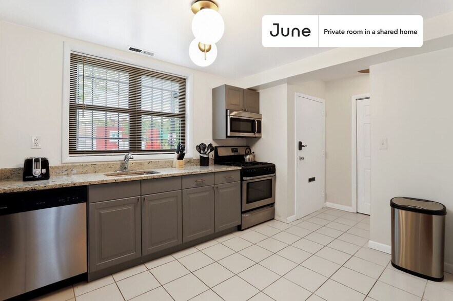 Building Photo - Room in Shared 5 bed/2 bath home in Logan Circle