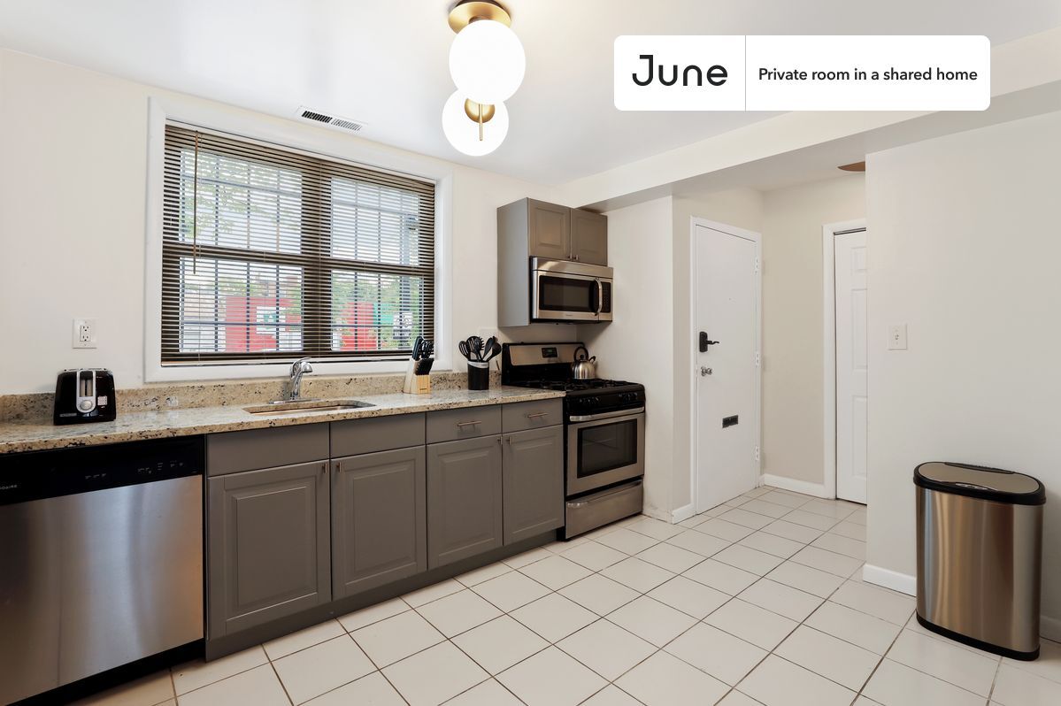 Building Photo - Room in Shared 5 bed/2 bath home in Logan Circle