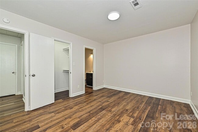 Building Photo - 8439 Country Oaks Rd