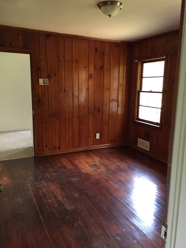 Building Photo - 2101 Wildrose Dr